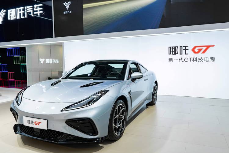 重庆53哪吒汽车在智能汽车领域的表现，领途汽车在新能源汽车市场中的影响力